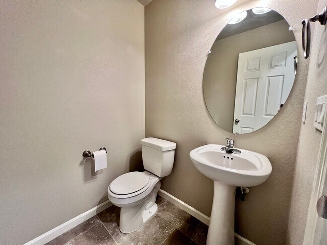 Building Photo - $2,295 DeWolf & Barstow, 3 Bedroom House - Clovis / Community Pool + Neighborhood Parks