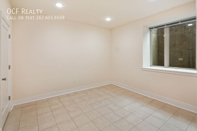 Building Photo - Modern Two Bed Bi-Level Apt w/ Finished Ba...