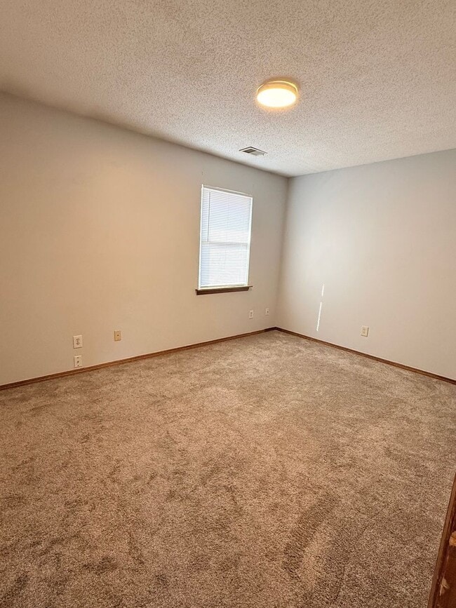 Building Photo - 2 Bedroom Duplex Near City Park – Alley Access & Off-Street Parking