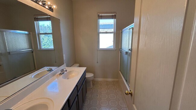 Building Photo - Just listed