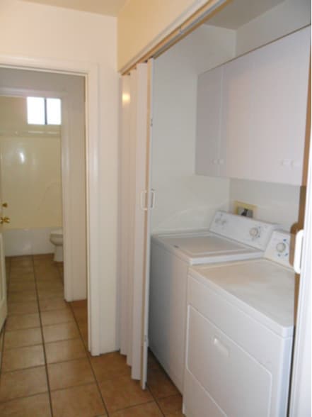 Building Photo - 802 E Lester St