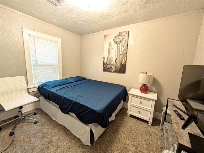 Building Photo - 2908 S Santa Fe Ave