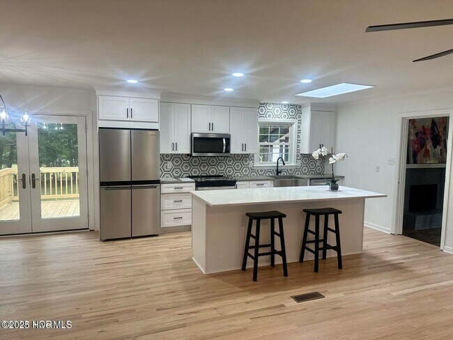 Building Photo - 611 E L Ives Dr