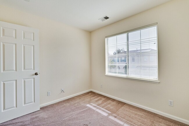 Building Photo - Introducing a Spacious 4 Bed 2.5 Bath Town...