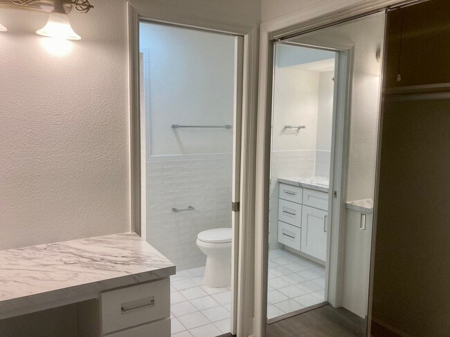 Building Photo - 2 bedroom, 2 bath condo ready to go!