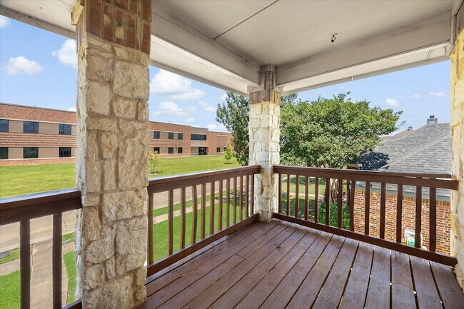 Building Photo - 1100 Camelot Dr