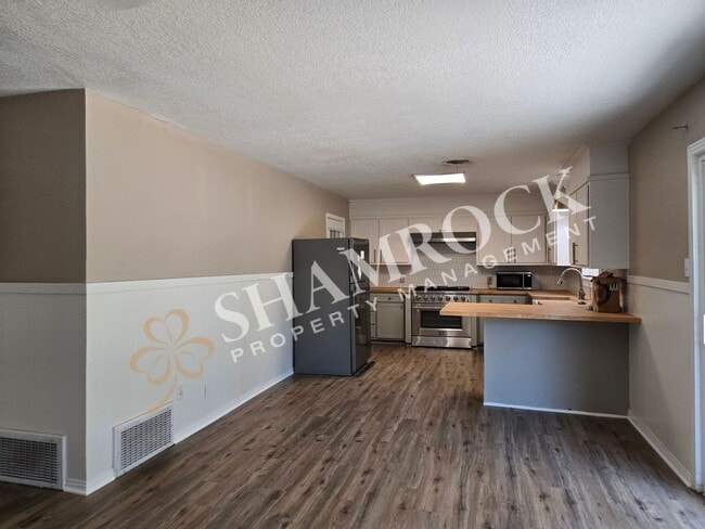 Building Photo - 409 Sharron Dr