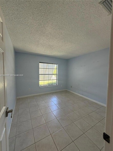 Building Photo - 665 SE 25th Ln