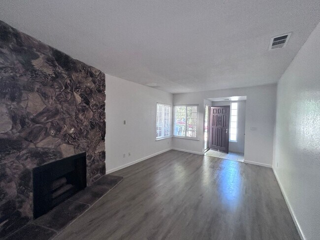 Building Photo - 6864-6866 Trovita Way