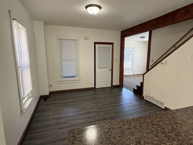 Building Photo - 4 bed 2 bath House