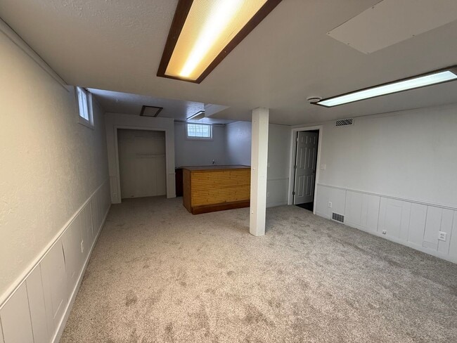 Building Photo - 3 Bedroom Home