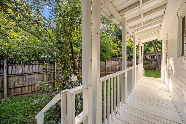 Building Photo - Charming 3 Bedroom, 2 Bathroom house