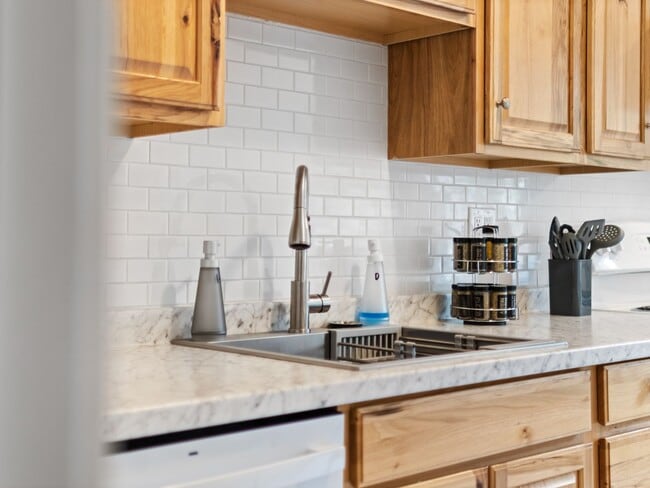 Building Photo - Charming Furnished 2BR Bungalow in Rockwood