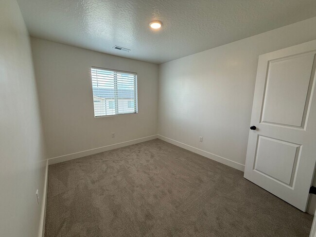 Building Photo - Brand New Townhome