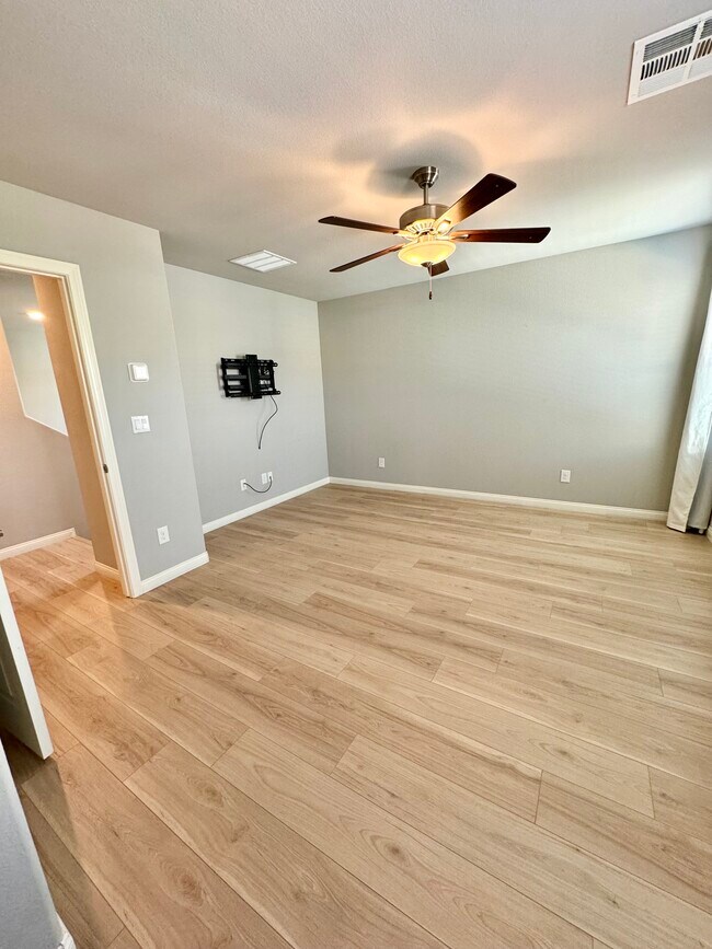 Building Photo - 4466 Zara Point Ave