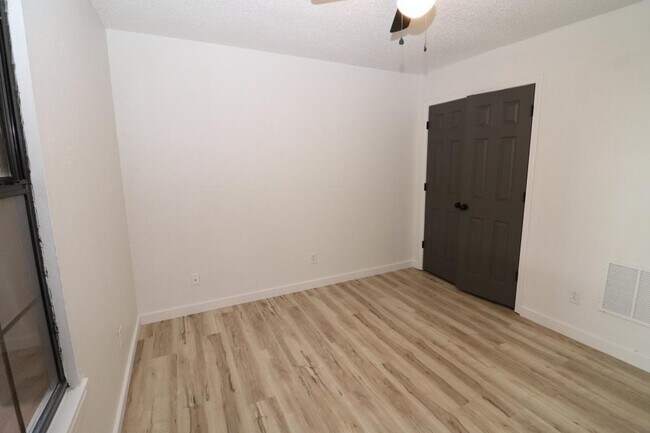 Building Photo - 1221 S Park Ave