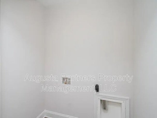 Building Photo - 335 Sumac Trail