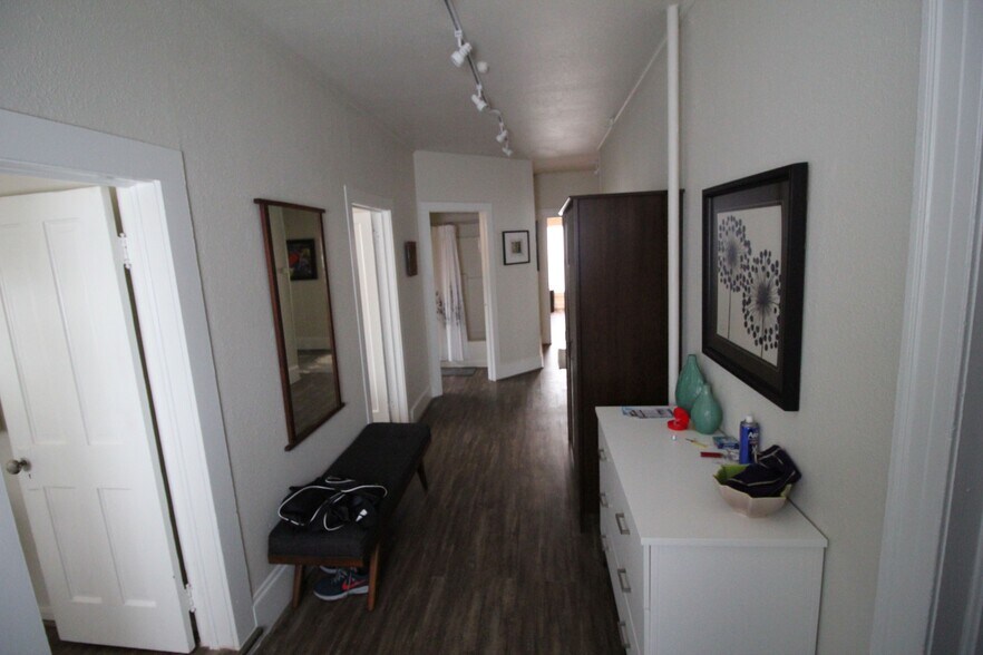 Large entry hallway - 204 Northeast 5th Avenue
