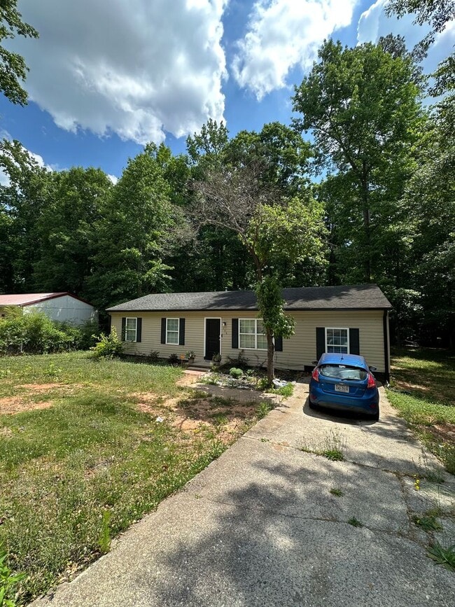 Building Photo - 4 Bedroom, 2 bathroom home near Caterpillar