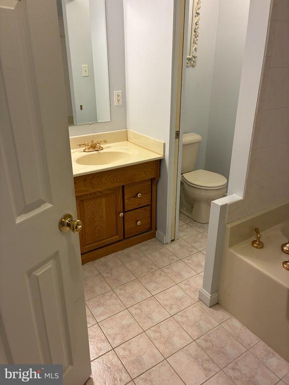 Building Photo - 16 Catalpa Ct