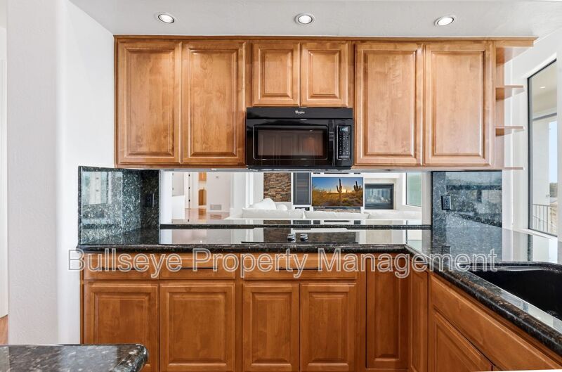 Building Photo - 1527 E Villa Maria Dr