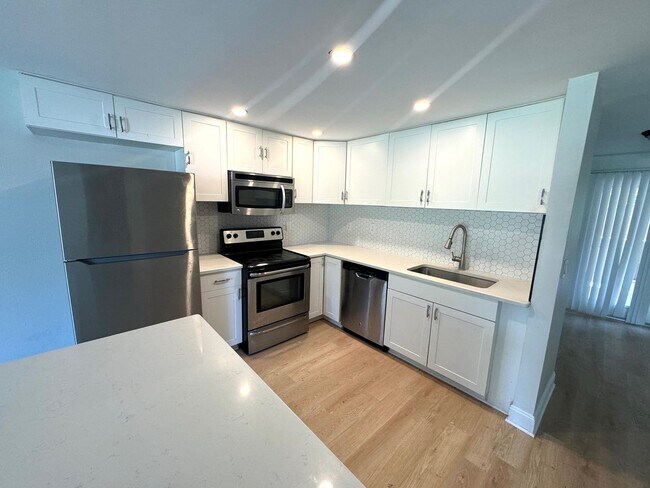 Building Photo - Charming 2-Bed/2-Bath Home for Rent in Gulf Gate-Sarasota, FL!