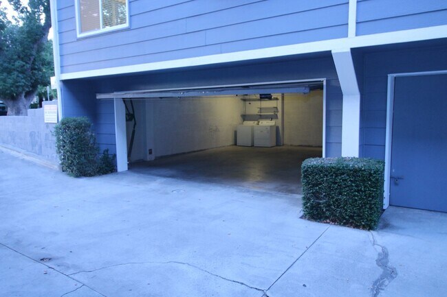 Building Photo - Refurbished Cape Cod Townhome – 2 Master B...