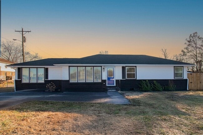 Building Photo - 1111 Westchester Dr