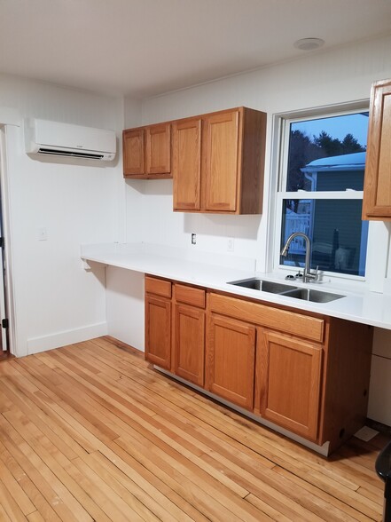 Kitchen with small eating area/desk at counter - 111 Lake St