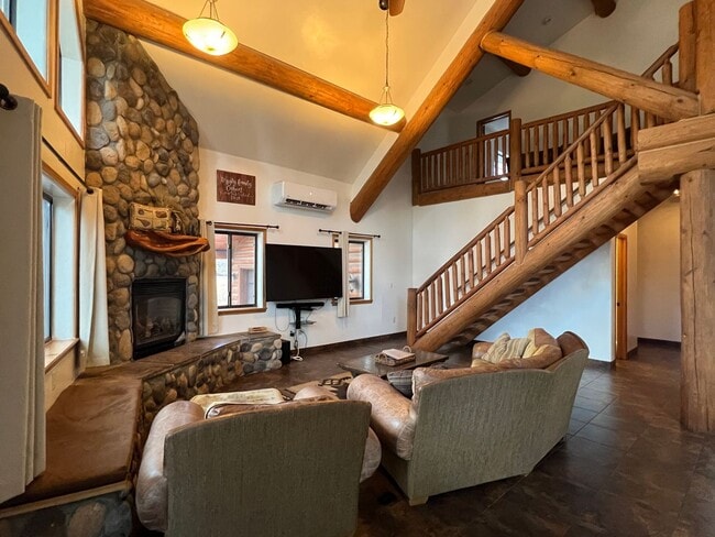 Building Photo - 3 Bedroom, 2.5 Bath Mountain Home on 1 Acre