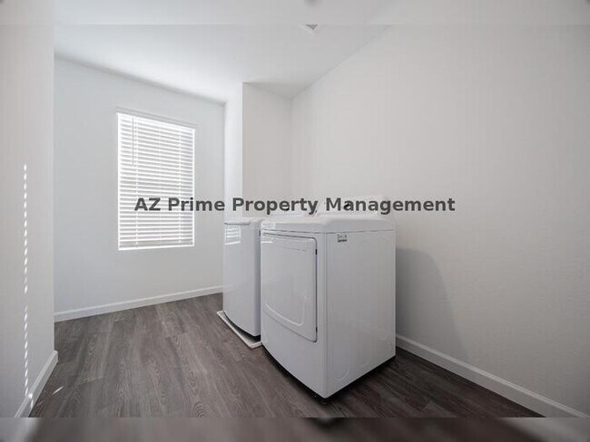 Building Photo - 334 Paseo Xing Ln