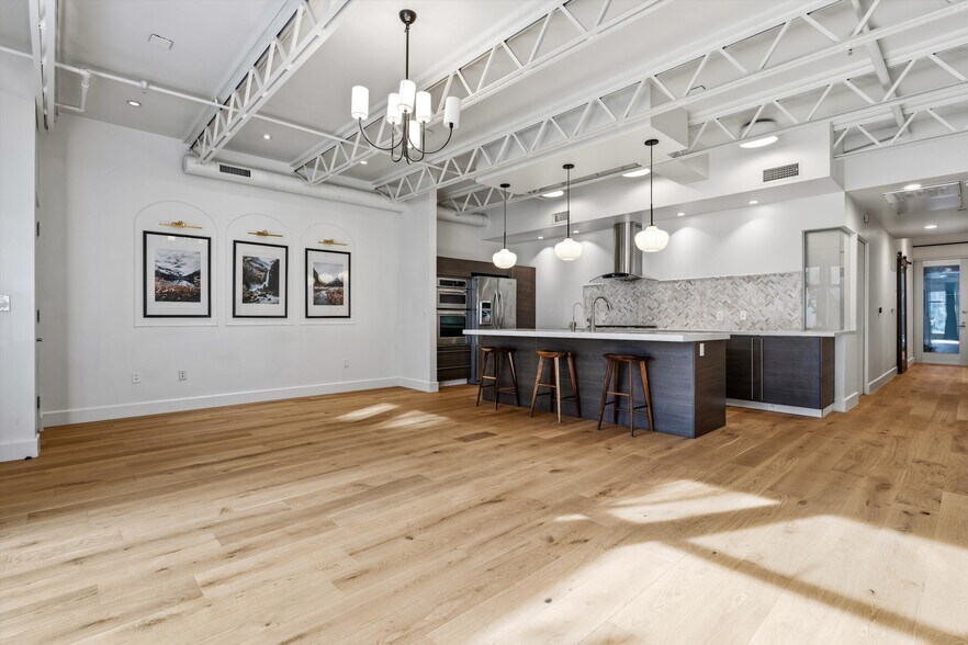 Building Photo - 1250 N Harper Ave