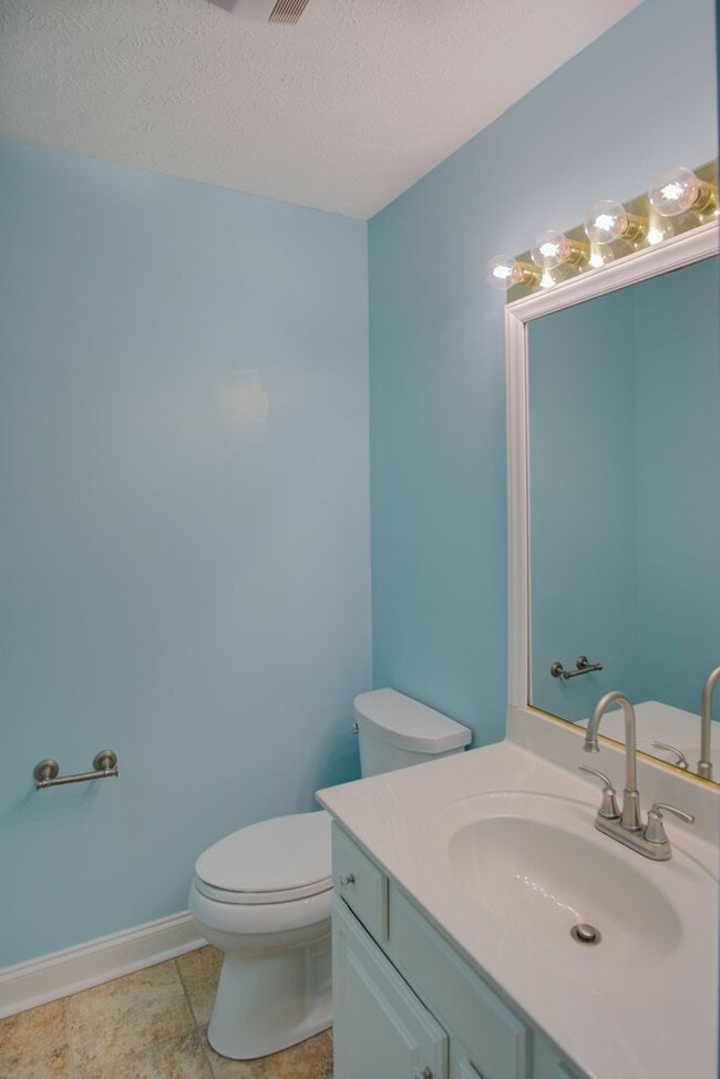 Building Photo - 3 Bed / 2.5 Bath.  Pet Friendly. Garage.