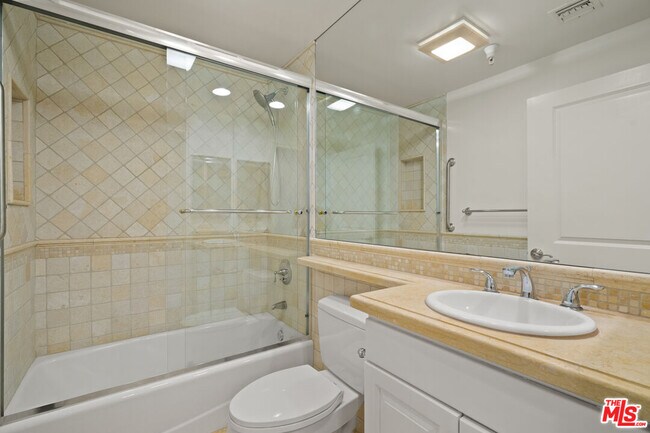 Building Photo - 2306 Fox Hills Dr