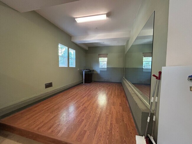 Building Photo - Luxurious and Spacious 5 Bedroom in Gilroy