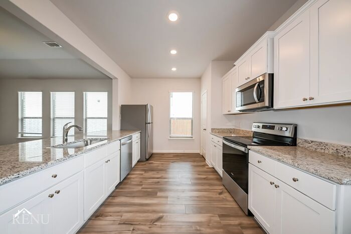 Building Photo - 2041 Hialeah Dr