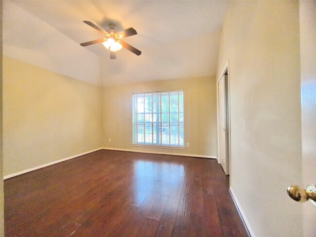 Building Photo - 1916 Lakewinds Dr