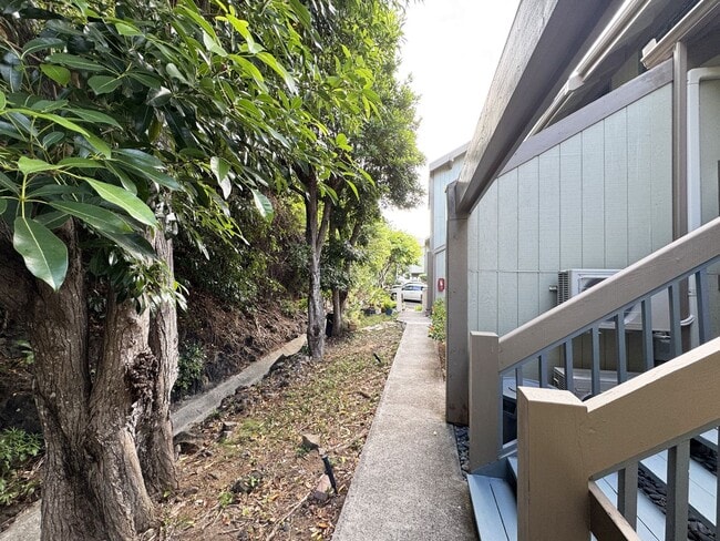 Building Photo - Pet Friendly Hawaii Kai Townhouse with A/C