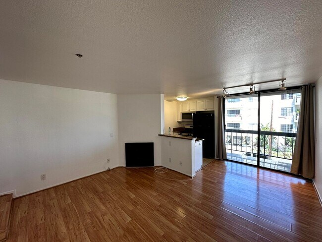 Building Photo - ***MOVE-IN SPECIAL 2 WEEKS FREE RENT***Fantastic 1 bed and 1 Bath with balcony and pool in Hollywood