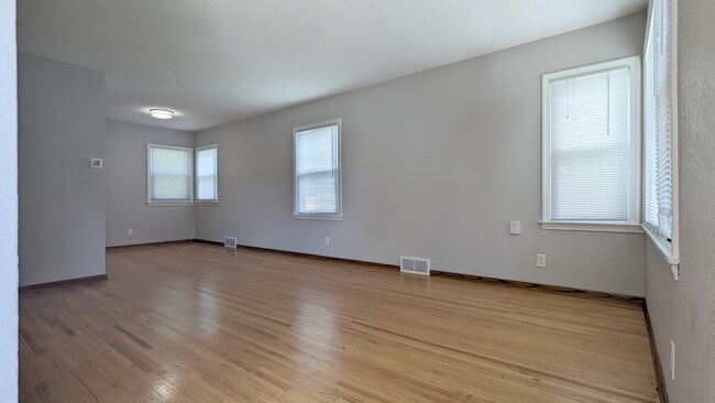 Building Photo - 117 19th St SE