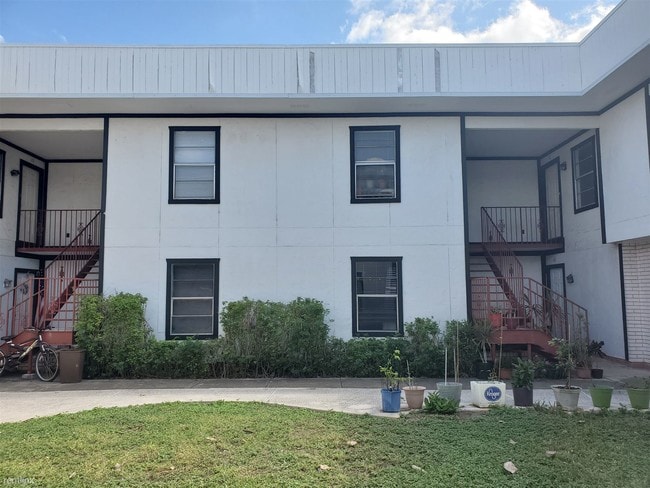 Building Photo - 2 br, 2 bath  - Royal Palms Apartments # 16