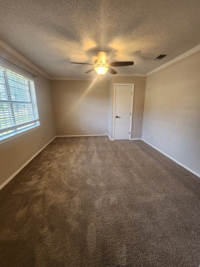 Building Photo - 2425 Kristen Dr