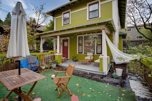 Building Photo - 2422SE / 2424SE