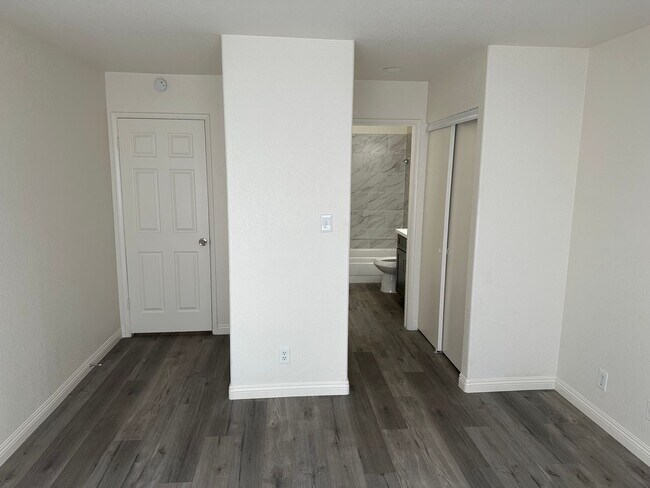 Building Photo - SW!! 2 Bedroom Condo!! 1st Floor!! Newly r...