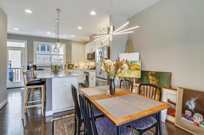 Building Photo - GREAT LOCATION!! Stunning 3BD/3.5BA luxury 4-level townhouse!
