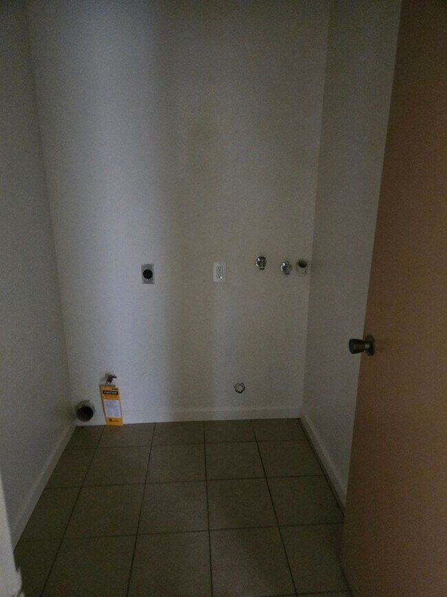 Building Photo - Unit For Rent
