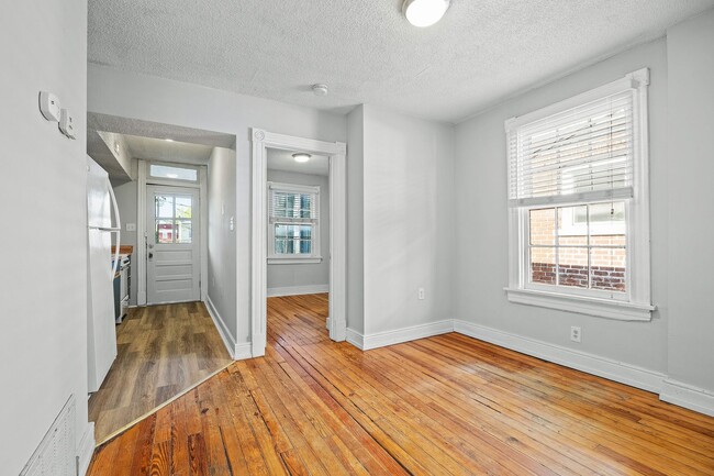 Building Photo - 2605 Parkwood Ave