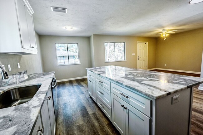 Building Photo - Renovated 2 bed/ 1 bath!