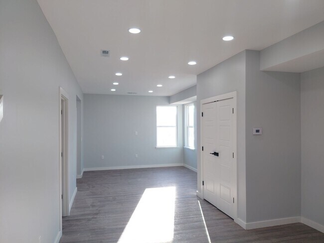 Building Photo - 707/709 Maple Street