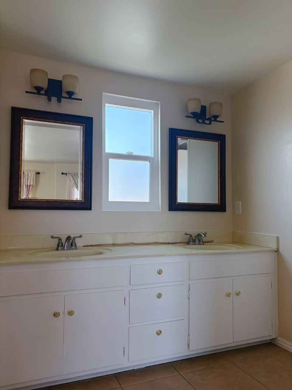 Full Bathroom in Master - 4340 Muscatel Ave
